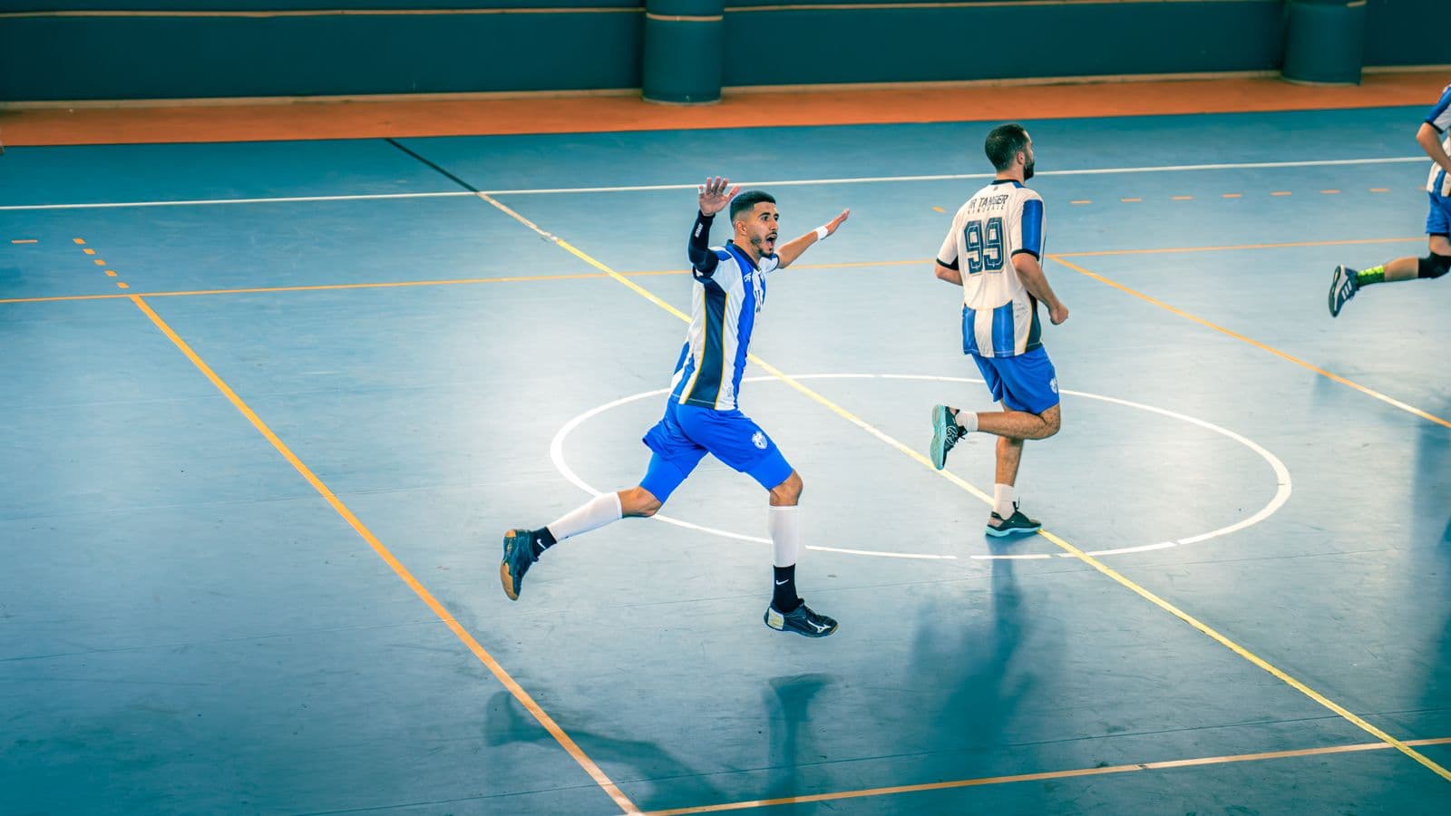 Jugadores de futsal en pleno partido: cada jugada alimenta las estadísticas del equipo