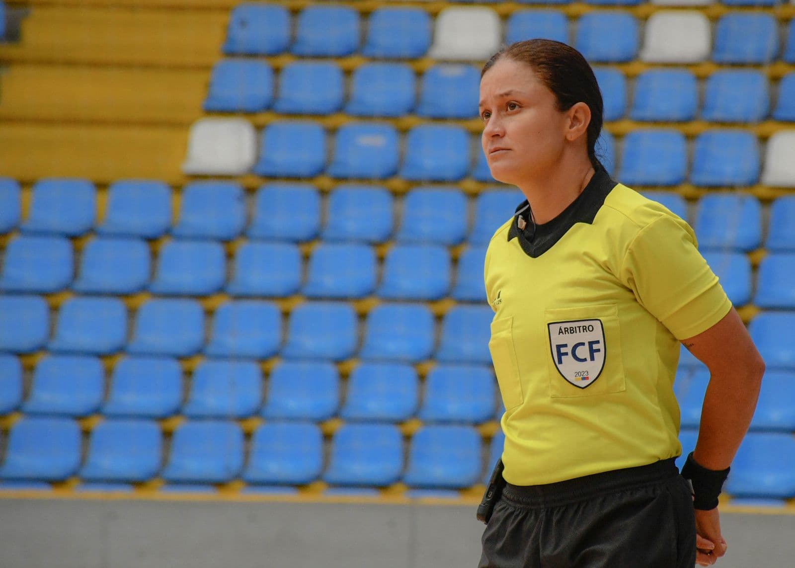 Árbitra de futsal en la cancha: el conteo de faltas acumulativas por equipo y por tiempo