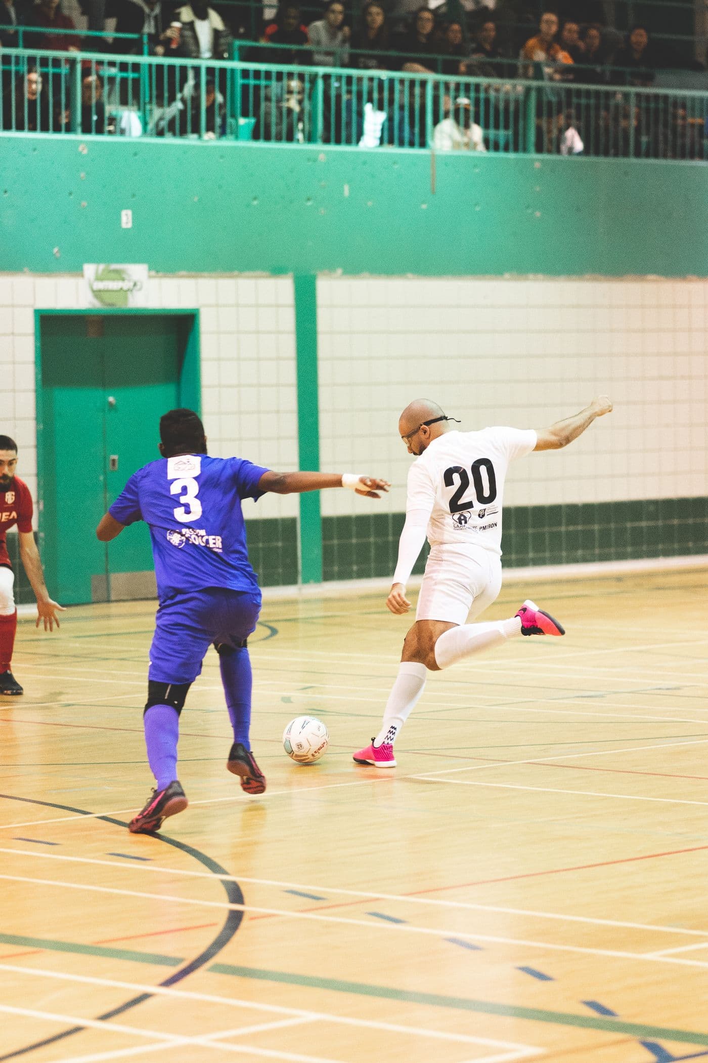 Dos jugadores disputando la pelota en un partido de futsal