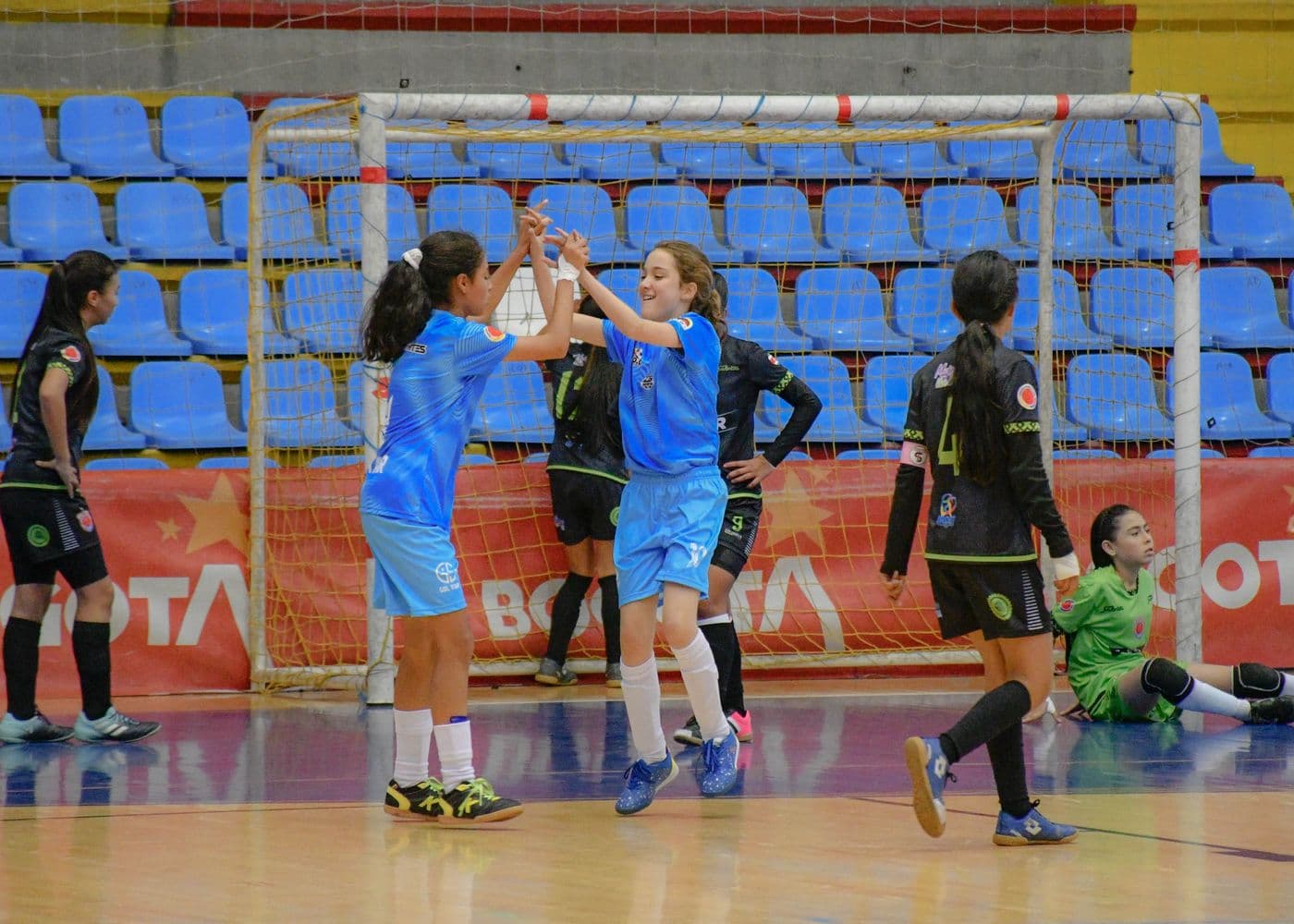 Jugadoras festejando un gol en un partido de futsal